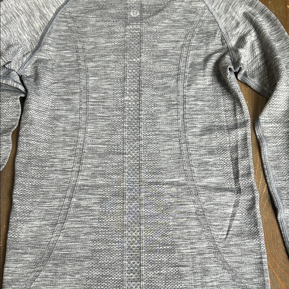 Lululemon Athletica Light Gray Long Sleeve Tee - Picture 16 of 16